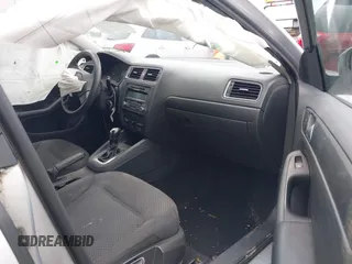 2014 Volkswagen Jetta S z VIN 3VW2K7AJ7EM217758, wystawiony jako IAAI lot #42461868 z przebiegiem 141 962 mil mil oraz . Historia ofert i sprzedaży dostępna na DreamBid. Obrazek 5.