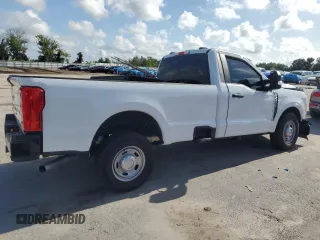 2023 Ford F-250 XL z VIN 1FTBF2AA5PEE21669, wystawiony jako Copart lot #65799754 z przebiegiem Nie podano mil oraz Czysty tytuł • Clean title. Historia ofert i sprzedaży dostępna na DreamBid. Obrazek 3.