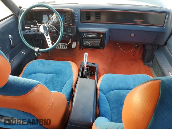 1984 Chevrolet Monte Carlo z VIN 1G1AZ37GXER137103, wystawiony jako Copart lot #74534514 z przebiegiem Nie podano mil oraz Tytuł czysty. Historia ofert i sprzedaży dostępna na DreamBid. Obrazek 8.