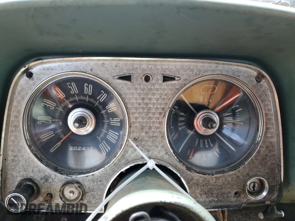 1960 Plymouth Valiant z VIN 1307117456, wystawiony jako Copart lot #48976045 z przebiegiem 20 241 mil mil oraz Czysty tytuł • Clean title. Historia ofert i sprzedaży dostępna na DreamBid. Obrazek 9.