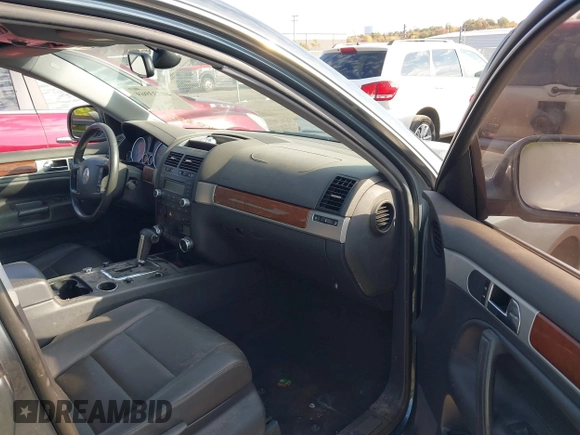 2007 Volkswagen Touareg V6 z VIN WVGZE77LX7D002354, wystawiony jako IAAI lot #40733969 z przebiegiem 106 526 mil mil oraz . Historia ofert i sprzedaży dostępna na DreamBid. Obrazek 5.