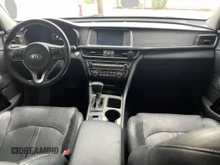 2017 Kia Optima EX z VIN KNAGU4LE7H5014734, wystawiony jako Copart lot #60936805 z przebiegiem 150 568 mil mil oraz Czysty tytuł • Clean title. Historia ofert i sprzedaży dostępna na DreamBid. Obrazek 9.