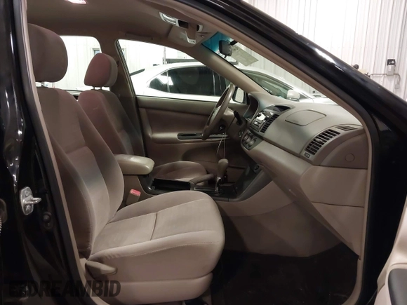 2005 Toyota Camry STD z VIN 4T1BE32K75U591725, wystawiony jako IAAI lot #42407471 z przebiegiem 180 756 mil mil oraz . Historia ofert i sprzedaży dostępna na DreamBid. Obrazek 5.