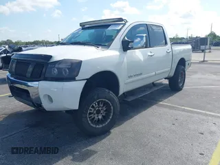 2006 Nissan Titan LE z VIN 1N6AA07B86N558129, wystawiony jako IAAI lot #42290349 z przebiegiem 177 739 mil mil oraz . Historia ofert i sprzedaży dostępna na DreamBid. Obrazek 2.