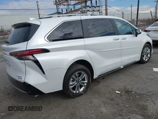 2024 Toyota Sienna Platinum z VIN 5TDESKFC4RS119032, wystawiony jako IAAI lot #41068384 z przebiegiem 10 497 mil mil oraz . Historia ofert i sprzedaży dostępna na DreamBid. Obrazek 4.