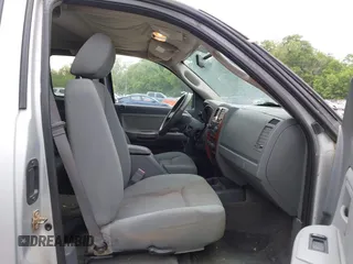 2005 Dodge Dakota SLT z VIN 1D7HE42K65S269020, wystawiony jako IAAI lot #42349944 z przebiegiem 157 421 mil mil oraz . Historia ofert i sprzedaży dostępna na DreamBid. Obrazek 5.