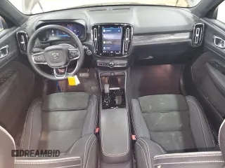 2023 Volvo XC40 Plus Dark Theme z VIN YV4L12UL4P2967328, wystawiony jako Copart lot #55800735 z przebiegiem 96 119 mil mil oraz Tytuł czysty. Historia ofert i sprzedaży dostępna na DreamBid. Obrazek 8.