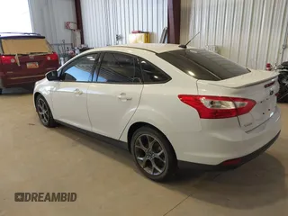 2013 Ford Focus SE z VIN 1FADP3F2XDL255868, wystawiony jako IAAI lot #42267492 z przebiegiem 144 640 mil mil oraz . Historia ofert i sprzedaży dostępna na DreamBid. Obrazek 3.