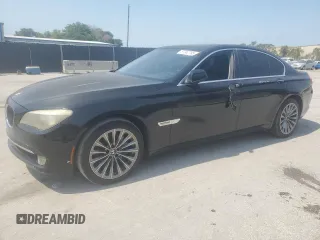 2012 BMW 7 Series 740i z VIN WBAKA4C56CC613745, wystawiony jako Copart lot #57342795 z przebiegiem 139 889 mil mil oraz Czysty tytuł • Clean title. Historia ofert i sprzedaży dostępna na DreamBid. Obrazek 1.