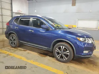 2017 Nissan Rogue SV z VIN JN8AT2MV7HW013127, wystawiony jako Copart lot #56920665 z przebiegiem 131 116 mil mil oraz Szkoda całkowita • Salvage title. Historia ofert i sprzedaży dostępna na DreamBid. Obrazek 4.