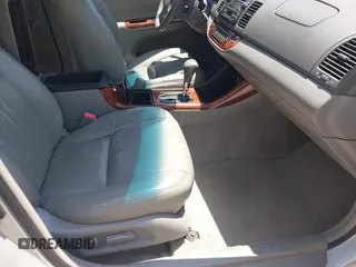 2002 Toyota Camry LE z VIN 4T1BE32K02U630523, wystawiony jako IAAI lot #42330724 z przebiegiem 138 459 mil mil oraz . Historia ofert i sprzedaży dostępna na DreamBid. Obrazek 5.