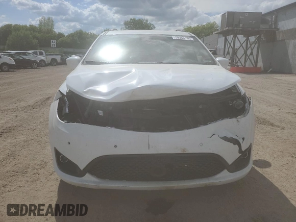 2018 Chrysler Pacifica Touring L Plus z VIN 2C4RC1EG9JR204331, wystawiony jako Copart lot #58386705 z przebiegiem 82 885 mil mil oraz Tytuł czysty. Historia ofert i sprzedaży dostępna na DreamBid. Obrazek 5.