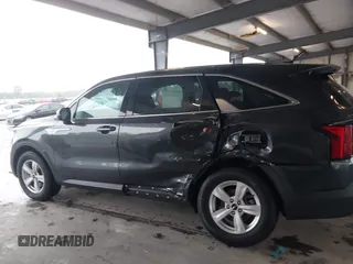 2022 Kia Sorento LX z VIN 5XYRG4LC9NG076804, wystawiony jako IAAI lot #42288908 z przebiegiem 56 750 mil mil oraz . Historia ofert i sprzedaży dostępna na DreamBid. Obrazek 14.