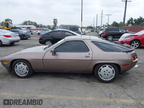 1983 Porsche 928 z VIN WP0JB0928DS860094, wystawiony jako IAAI lot #42106022 z przebiegiem 121 873 mil mil oraz . Historia ofert i sprzedaży dostępna na DreamBid. Obrazek 15.