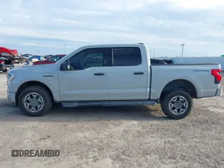 2023 Ford F-150 Lightning Pro z VIN 1FTVW1EL4PWG59817, wystawiony jako IAAI lot #41243052 z przebiegiem 9 859 mil mil oraz . Historia ofert i sprzedaży dostępna na DreamBid. Obrazek 14.