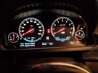 2017 BMW M6 z VIN WBS6J9C56HD934812, wystawiony jako Copart lot #44018915 z przebiegiem 84 409 mil mil oraz Szkoda całkowita • Salvage title. Historia ofert i sprzedaży dostępna na DreamBid. Obrazek 9.