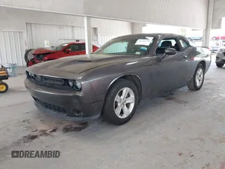 2018 Dodge Challenger SXT z VIN 2C3CDZAG5JH339596, wystawiony jako IAAI lot #42343718 z przebiegiem 62 113 mil mil oraz . Historia ofert i sprzedaży dostępna na DreamBid. Obrazek 18.