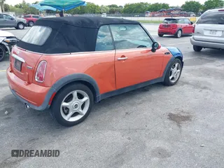 2007 MINI Convertible z VIN WMWRF33557TG16283, wystawiony jako IAAI lot #42331390 z przebiegiem 117 902 mil mil oraz . Historia ofert i sprzedaży dostępna na DreamBid. Obrazek 4.