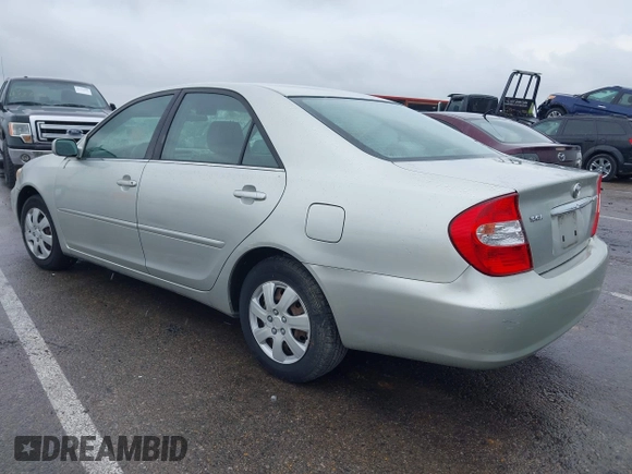 2002 Toyota Camry LE z VIN JTDBE32K220022434, wystawiony jako IAAI lot #42194752 z przebiegiem 168 955 mil mil oraz . Historia ofert i sprzedaży dostępna na DreamBid. Obrazek 3.