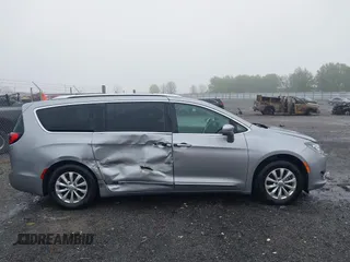 2018 Chrysler Pacifica Touring L with VIN 2C4RC1BGXJR142295, listed as a IAAI auction lot 41952592 with 135,092 mi miles and . Bid and sale history available at DreamBid. Image 13.