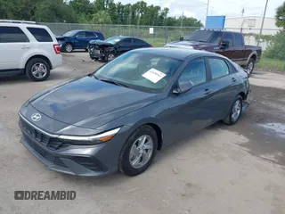 2024 Hyundai Elantra SE z VIN KMHLL4DG0RU639967, wystawiony jako IAAI lot #42430562 z przebiegiem 31 426 mil mil oraz . Historia ofert i sprzedaży dostępna na DreamBid. Obrazek 2.