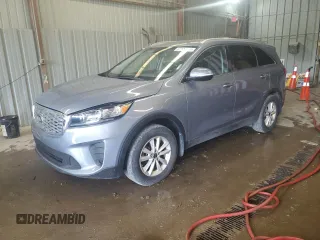 2020 Kia Sorento LX z VIN 5XYPG4A3XLG644856, wystawiony jako Copart lot #57136775 z przebiegiem 107 222 mil mil oraz Czysty tytuł • Clean title. Historia ofert i sprzedaży dostępna na DreamBid. Obrazek 1.