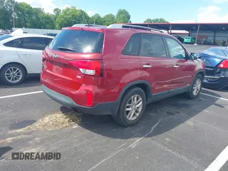 2015 Kia Sorento LX z VIN 5XYKTCA61FG651628, wystawiony jako IAAI lot #42492219 z przebiegiem 111 829 mil mil oraz . Historia ofert i sprzedaży dostępna na DreamBid. Obrazek 4.