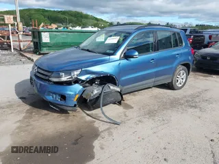 2017 Volkswagen Tiguan S z VIN WVGAV7AX8HK019708, wystawiony jako IAAI lot #42208963 z przebiegiem 95 374 mil mil oraz . Historia ofert i sprzedaży dostępna na DreamBid. Obrazek 2.