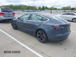 2019 Tesla Model 3 Long Range z VIN 5YJ3E1EB9KF230493, wystawiony jako IAAI lot #42084204 z przebiegiem 112 548 mil mil oraz . Historia ofert i sprzedaży dostępna na DreamBid. Obrazek 3.