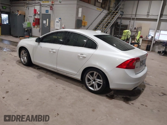 2015 Volvo S60 T5 Drive-E Premier z VIN YV126MFB4F1311693, wystawiony jako IAAI lot #41457471 z przebiegiem 146 042 mil mil oraz . Historia ofert i sprzedaży dostępna na DreamBid. Obrazek 3.