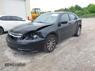 2013 Chrysler 200 Touring z VIN 1C3CCBBB2DN567418, wystawiony jako IAAI lot #42168860 z przebiegiem 173 104 mil mil oraz . Historia ofert i sprzedaży dostępna na DreamBid. Obrazek 2.