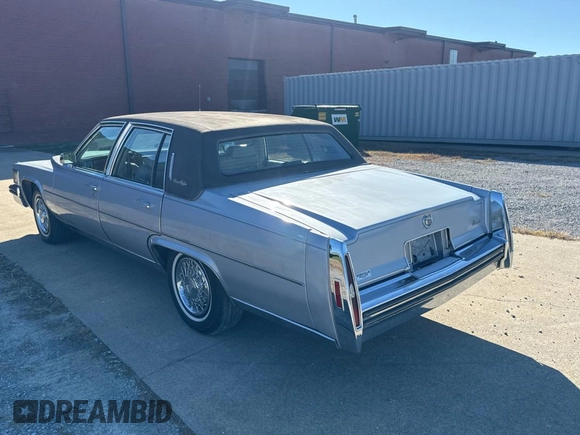 1979 Cadillac Fleetwood z VIN 6B69S99265014, wystawiony jako Copart lot #77011414 z przebiegiem 80 673 mil mil oraz Czysty tytuł • Clean title. Historia ofert i sprzedaży dostępna na DreamBid. Obrazek 3.