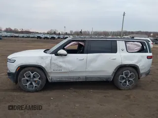 2024 Rivian R1S Adventure z VIN 7PDSGABA4RN039358, wystawiony jako IAAI lot #41824503 z przebiegiem 15 656 mil mil oraz . Historia ofert i sprzedaży dostępna na DreamBid. Obrazek 6.