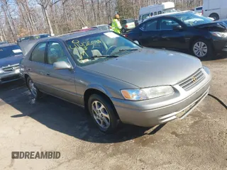 1998 Toyota Camry LE z VIN 4T1BF28K4WU051992, wystawiony jako IAAI lot #41426638 z przebiegiem 166 763 mil mil oraz . Historia ofert i sprzedaży dostępna na DreamBid. Obrazek 1.