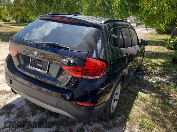 2014 BMW X1 sDrive28i z VIN WBAVM1C58EVW47891, wystawiony jako Copart lot #54916005 z przebiegiem 120 000 mil mil oraz Czysty tytuł • Clean title. Historia ofert i sprzedaży dostępna na DreamBid. Obrazek 4.