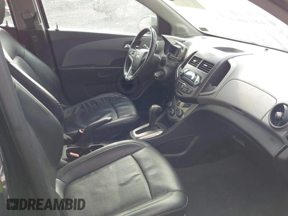 2012 Chevrolet Sonic LTZ z VIN 1G1JE6SH2C4114048, wystawiony jako IAAI lot #41678246 z przebiegiem 138 863 mil mil oraz . Historia ofert i sprzedaży dostępna na DreamBid. Obrazek 5.