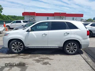 2014 Kia Sorento SX z VIN 5XYKWDA70EG541044, wystawiony jako IAAI lot #42301841 z przebiegiem 196 550 mil mil oraz . Historia ofert i sprzedaży dostępna na DreamBid. Obrazek 14.