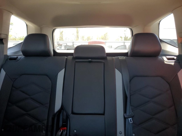 2024 Volkswagen Atlas Peak Edition SE z VIN 1V2CR2CAXRC568110, wystawiony jako Copart lot #48893395 z przebiegiem 10 441 mil mil oraz Nie do naprawy • Non repairable. Historia ofert i sprzedaży dostępna na DreamBid. Obrazek 10.