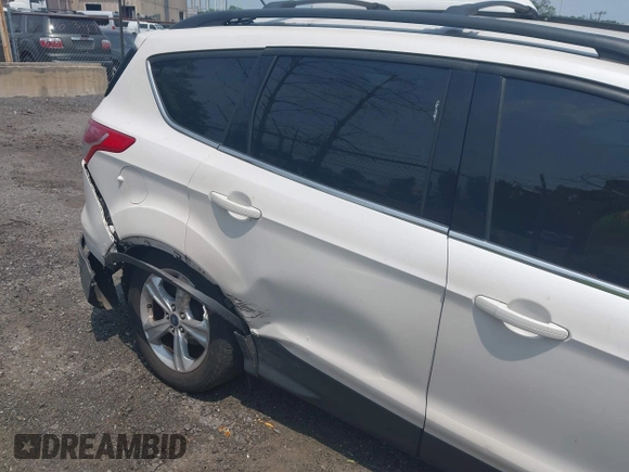 2013 Ford Escape SE z VIN 1FMCU9GXXDUD82847, wystawiony jako IAAI lot #42436360 z przebiegiem 142 071 mil mil oraz . Historia ofert i sprzedaży dostępna na DreamBid. Obrazek 6.
