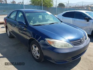 2003 Toyota Camry LE z VIN 4T1BF32K93U050590, wystawiony jako IAAI lot #42300405 z przebiegiem 146 510 mil mil oraz . Historia ofert i sprzedaży dostępna na DreamBid. Obrazek 1.