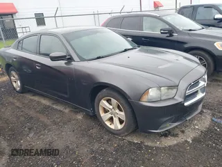 2013 Dodge Charger SE z VIN 2C3CDXBG4DH660455, wystawiony jako IAAI lot #42439648 z przebiegiem 201 778 mil mil oraz . Historia ofert i sprzedaży dostępna na DreamBid. Obrazek 1.