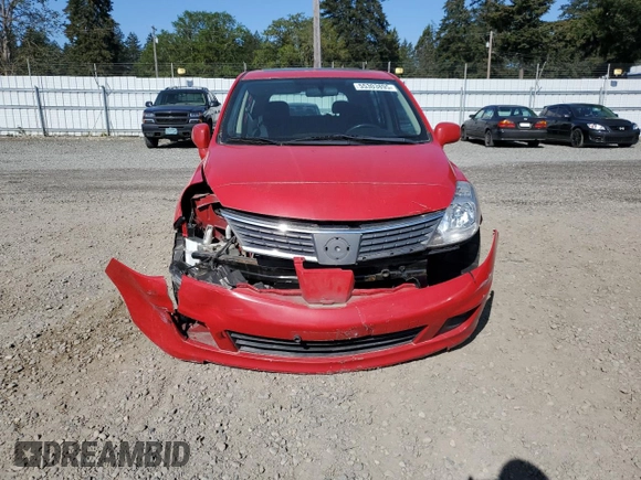 2009 Nissan Versa S z VIN 3N1BC13E19L410760, wystawiony jako Copart lot #55303895 z przebiegiem 84 014 mil mil oraz Szkoda całkowita • Salvage title. Historia ofert i sprzedaży dostępna na DreamBid. Obrazek 5.