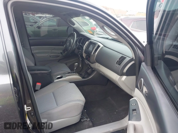 2014 Toyota Tacoma with VIN 3TMLU4EN1EM148353, listed as a IAAI auction lot 41602756 with 89,563 mi miles. Bid and sale history available at carsss.com. Image 5.
