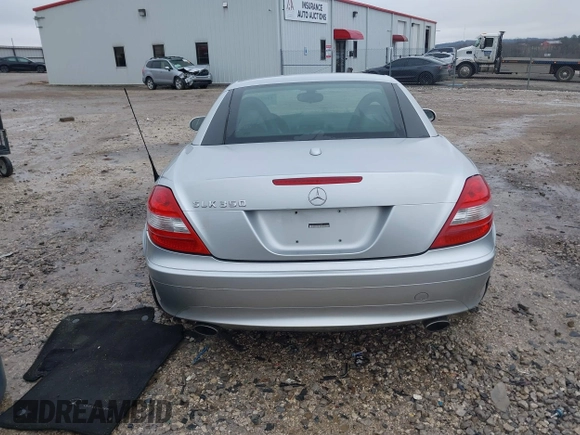 2005 Mercedes-Benz SLK 230/320 z VIN WDBWK56FX5F075529, wystawiony jako IAAI lot #41535391 z przebiegiem 104 792 mil mil oraz . Historia ofert i sprzedaży dostępna na DreamBid. Obrazek 16.