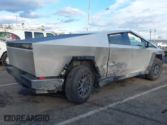 2024 Tesla Cybertruck с VIN 7G2CEHEDXRA026834, выставлен на аукционе IAAI как лот 41448419 с пробегом 2 938 миль миль и . История ставок и продаж доступна на DreamBid. Изображение 6.