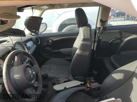 2011 MINI Hardtop z VIN WMWSU3C52BT094502, wystawiony jako Copart lot #56579965 z przebiegiem Nie podano mil oraz Szkoda całkowita • Salvage title. Historia ofert i sprzedaży dostępna na DreamBid. Obrazek 7.