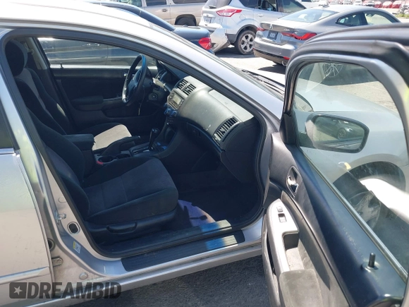 2005 Honda Accord LX z VIN 1HGCM56415A152722, wystawiony jako IAAI lot #42011086 z przebiegiem 217 966 mil mil oraz . Historia ofert i sprzedaży dostępna na DreamBid. Obrazek 5.