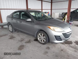 2010 Mazda 3 i Sport z VIN JM1BL1SF1A1143185, wystawiony jako IAAI lot #42397613 z przebiegiem 64 384 mil mil oraz . Historia ofert i sprzedaży dostępna na DreamBid. Obrazek 1.
