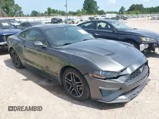 2018 Ford Mustang EcoBoost z VIN 1FA6P8TH5J5170810, wystawiony jako IAAI lot #42275081 z przebiegiem 104 811 mil mil oraz . Historia ofert i sprzedaży dostępna na DreamBid. Obrazek 1.