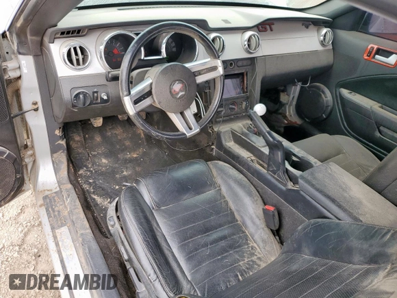 2006 Ford Mustang GT Deluxe z VIN 1ZVFT82H065132980, wystawiony jako Copart lot #52818745 z przebiegiem 207 854 mil mil oraz Szkoda całkowita • Salvage title. Historia ofert i sprzedaży dostępna na DreamBid. Obrazek 8.